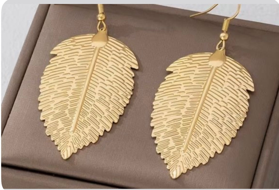 Vibrant Leaf Earrings]Vibrant Orange & Green Leaf Earrings for Women-Golden-Tone Metal, Textured Leaf Design, Perfect for Beach